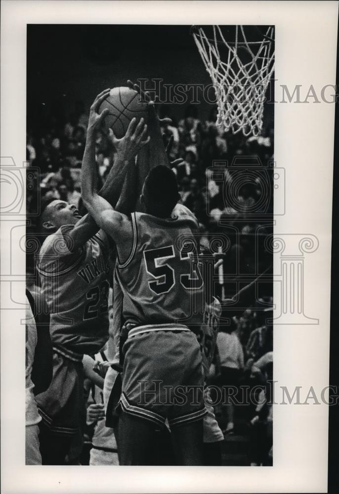 1991 Press Photo St Joe&#39;s #23 Pete Sears &amp; #53 Chris Callendar share rebound - Historic Images