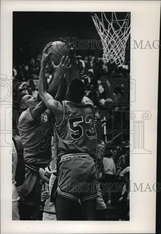 1991 Press Photo St Joe's #23 Pete Sears & #53 Chris Callendar share rebound