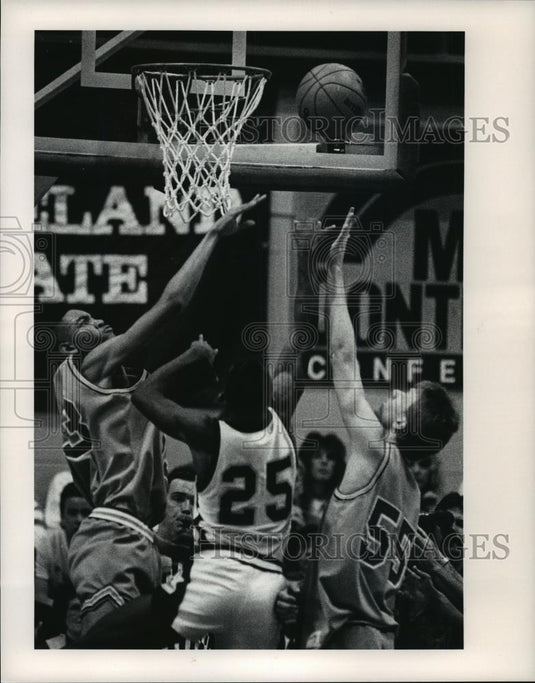 1991 Press Photo St Joe's #53 Chris Callendar & #55 Brian Hocevar share block