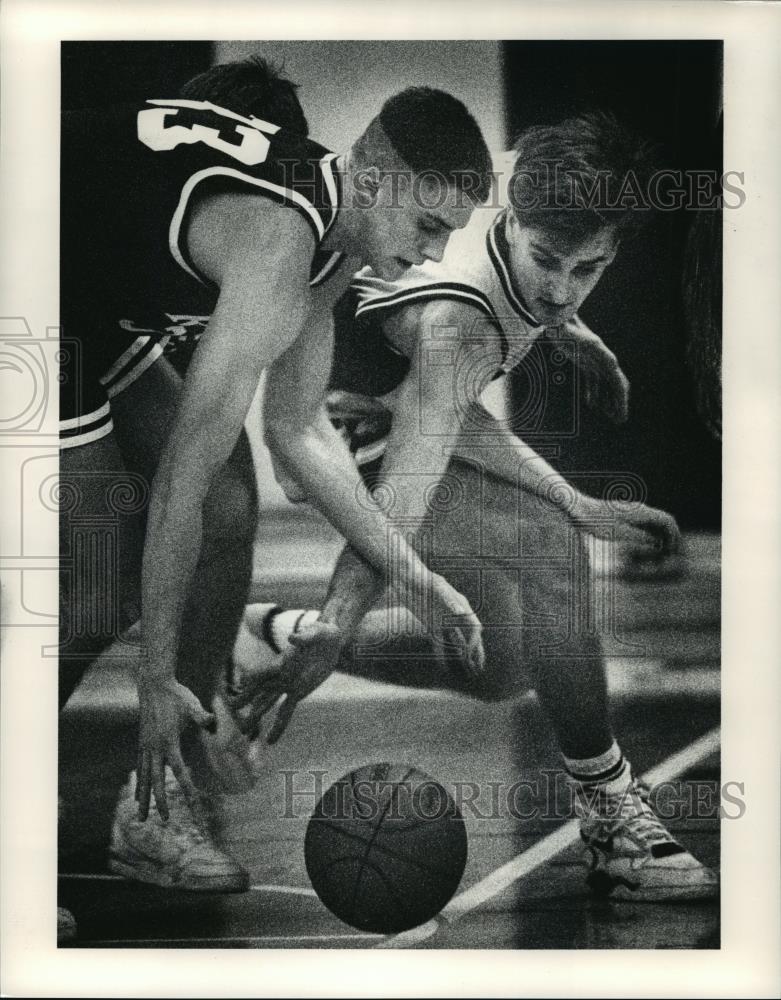 Press Photo Rocky River&#39;s Todd Bird, left, scrambles with Amherst&#39;s Tim Gargasz - Historic Images