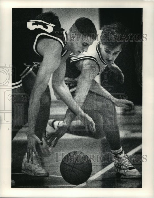 Press Photo Rocky River's Todd Bird, left, scrambles with Amherst's Tim Gargasz - Historic Images