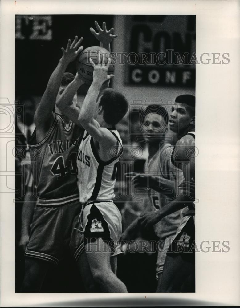 1991 Press Photo St Joe&#39;s Bill Kennelly in path of Jack Morgan of Barberton - Historic Images