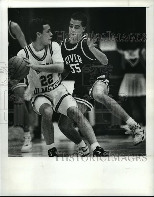1991 Press Photo Dave Stabciu #55 of River puts pressure on Dan LaBianca #22