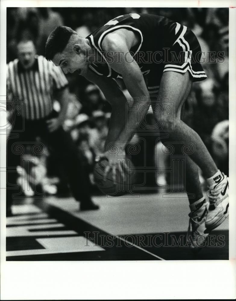 1991 Press Photo Rocky River&#39;s Todd Bird saves ball from going out of bounds - Historic Images