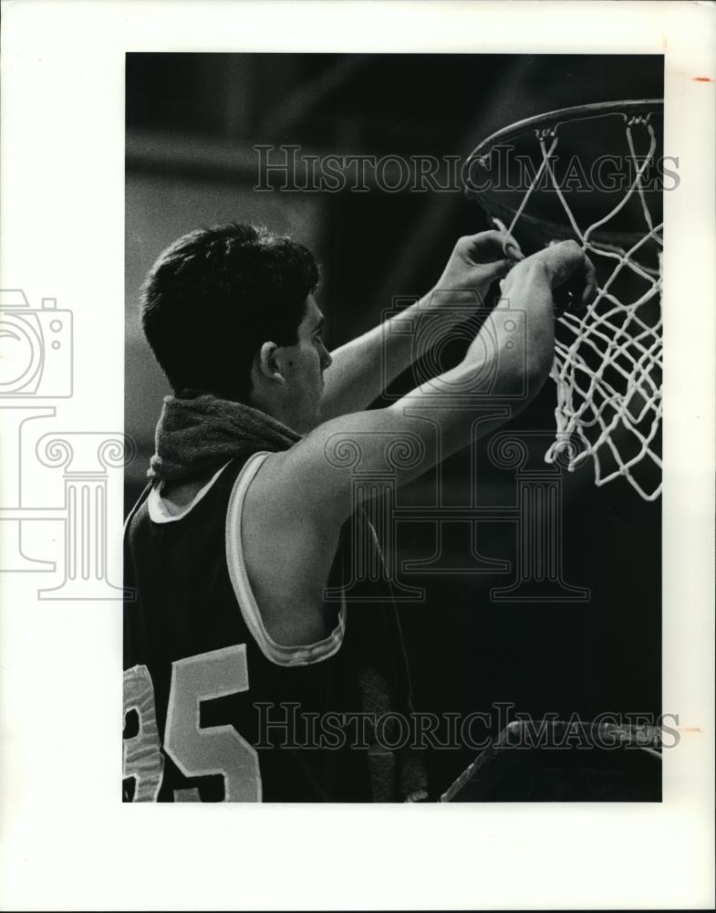 Press Photo Buck Morton of Lexington cuts down the hoop from Div 2 Championship - Historic Images