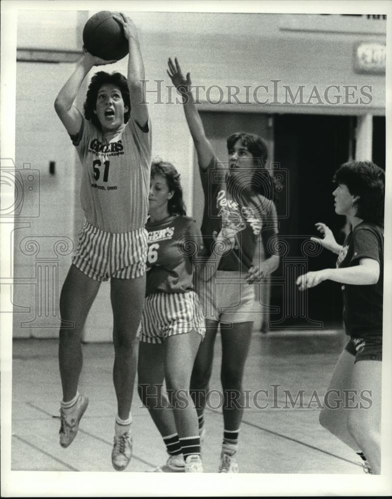 1983 Press Photo #61 Tammy Burke shoots for basket &amp; #86 Elizabeth Klomp behind - Historic Images