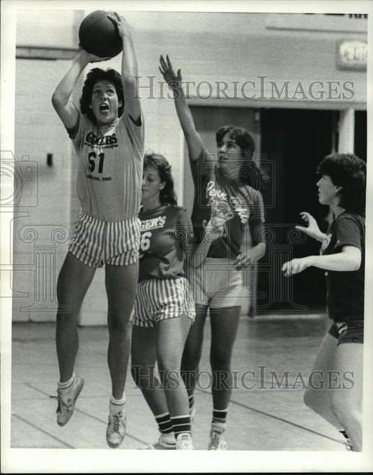 1983 Press Photo #61 Tammy Burke shoots for basket & #86 Elizabeth Klomp behind