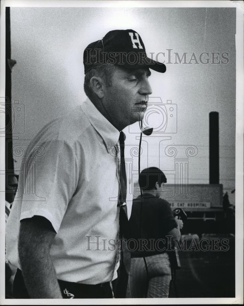 1969 Press Photo Coach Frank Gibson, Cleveland Heights - Valley Forge half time. - Historic Images