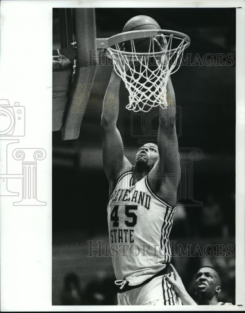 1988 Press Photo Brian Parker Slam dunks the ball in CSU Home opener - Historic Images