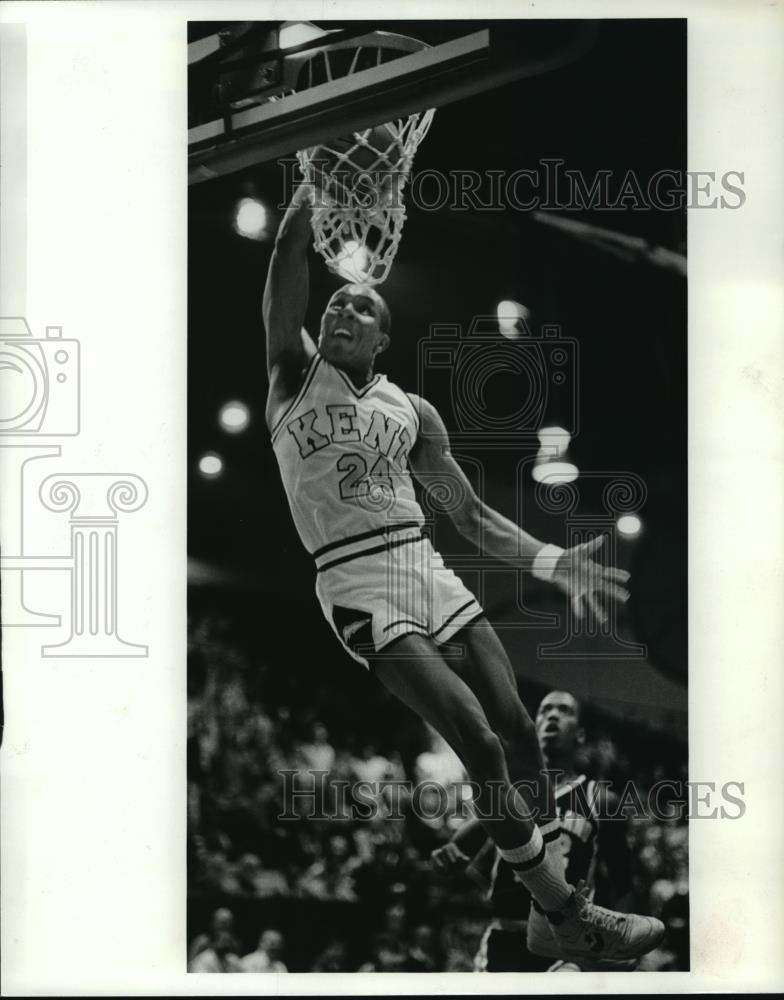 1984 Press Photo Larry Robbins of Kent State slams ball over Cleveland State - Historic Images