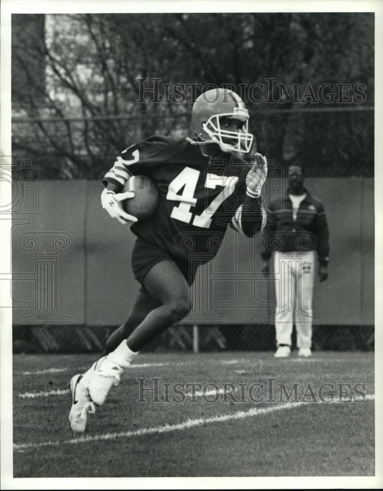 1991 Press Photo Tyrone Thurman returns a kickoff at a Cleveland Browns practice - Historic Images