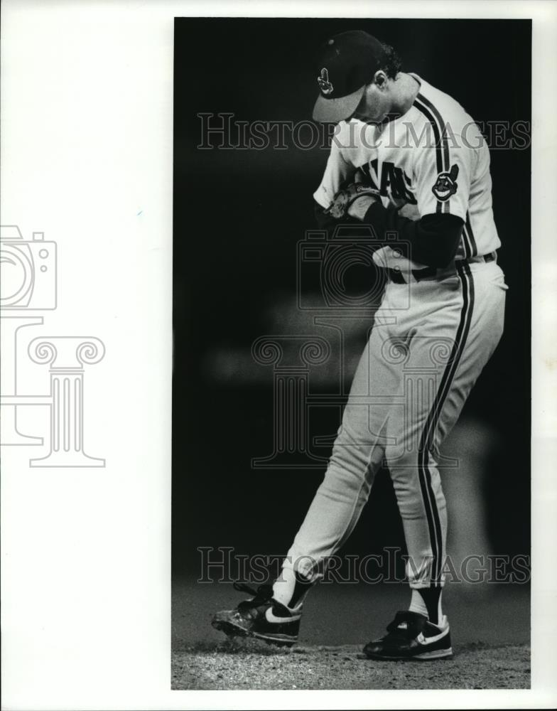 1989 Press Photo Pitcher Rod Nichols looking very frustrated with his game - Historic Images