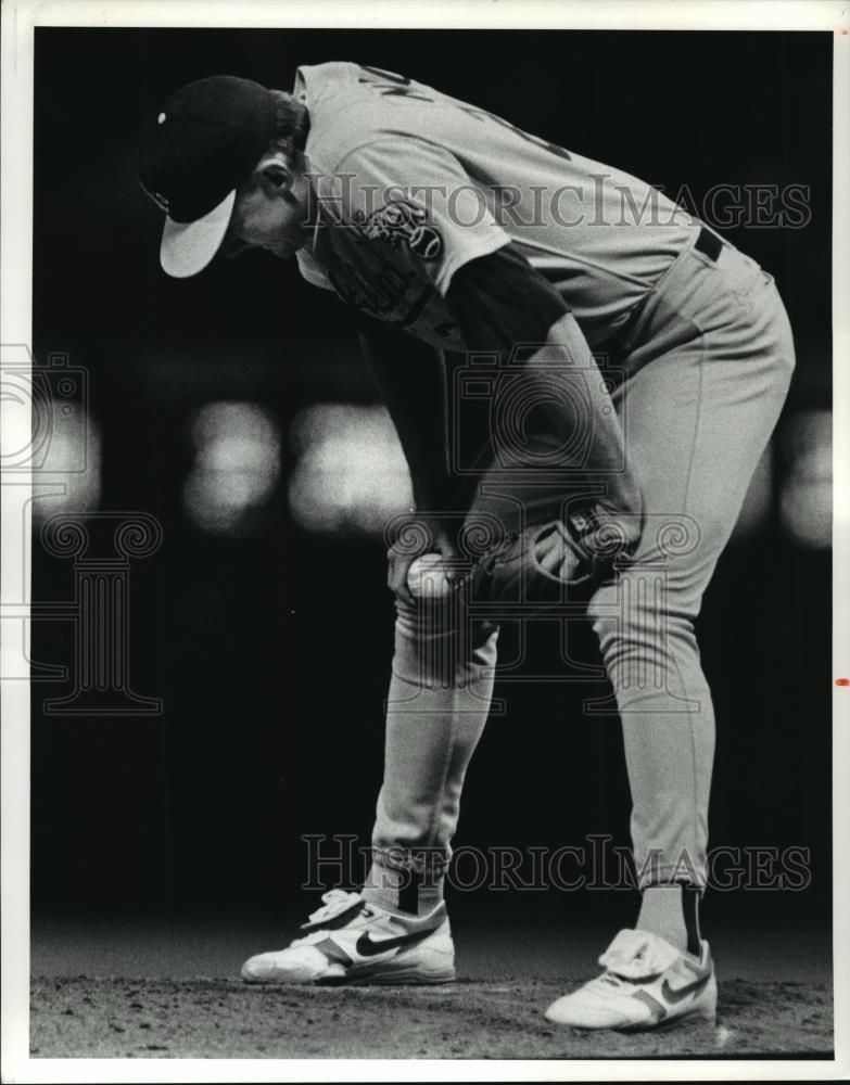 1991 Press Photo Pitcher Mike Moore lowers his head as Mgr starts to the mound - Historic Images