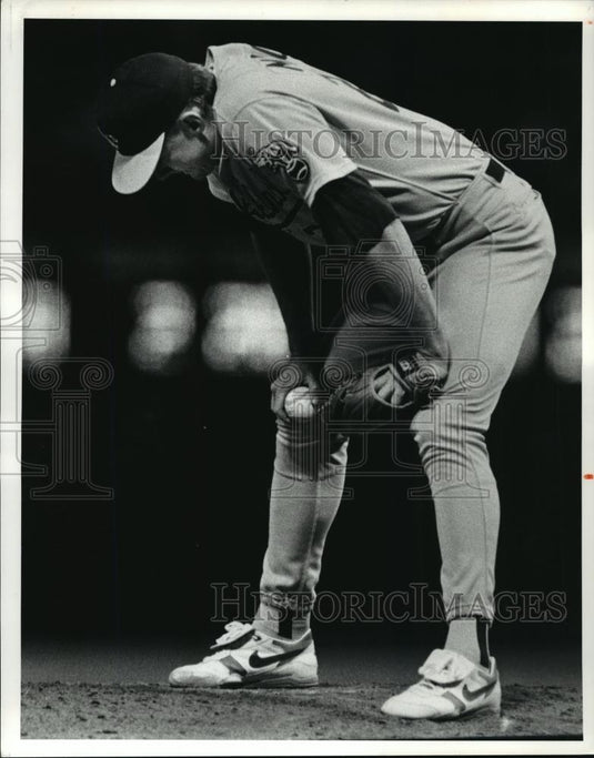 1991 Press Photo Pitcher Mike Moore lowers his head as Mgr starts to the mound - Historic Images
