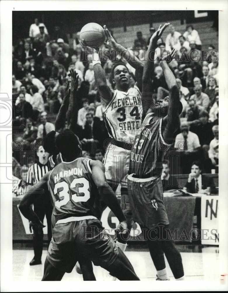 1991 Press Photo Steve Givens of Cleveland State attempts a basket during 1st. - Historic Images