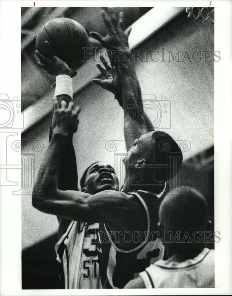 1991 Press Photo No 34 Steve Givens of Cleveland State puts a shot up. - Historic Images