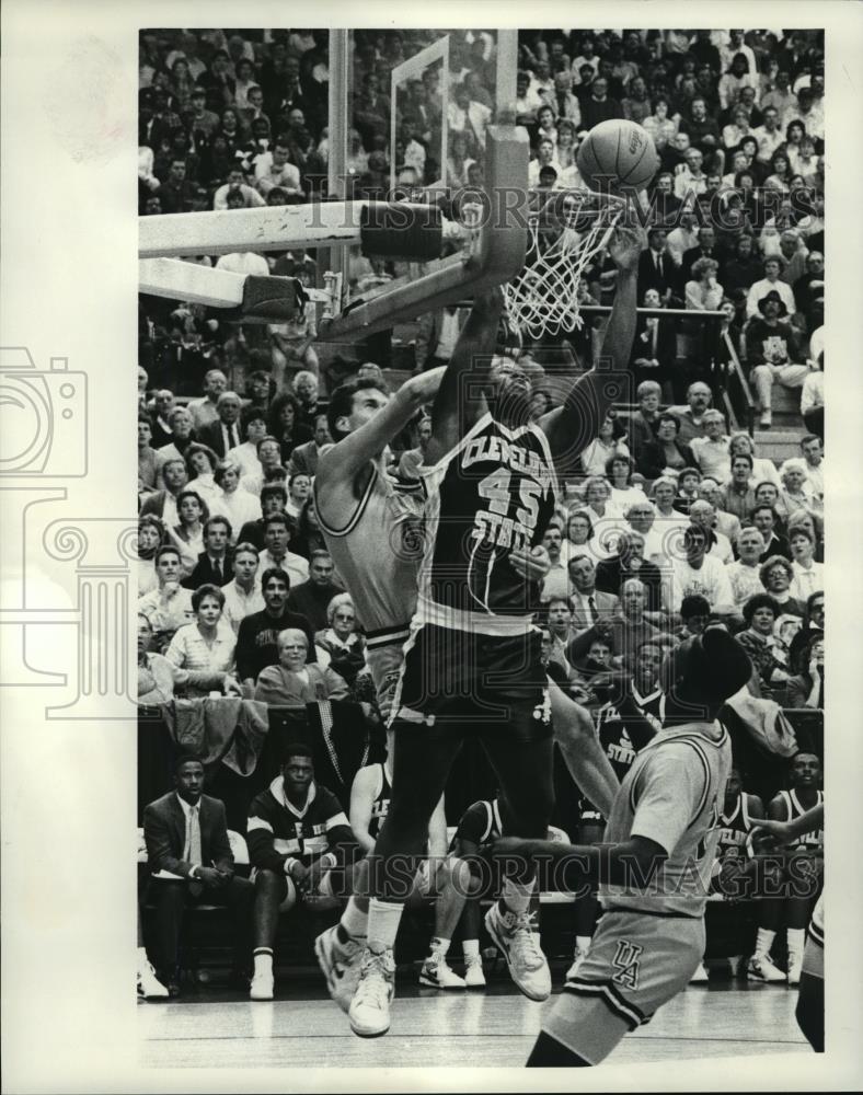 1989 Press Photo No 40 of Akron Robinson fouls no. 45 of Cleveland State Parker. - Historic Images