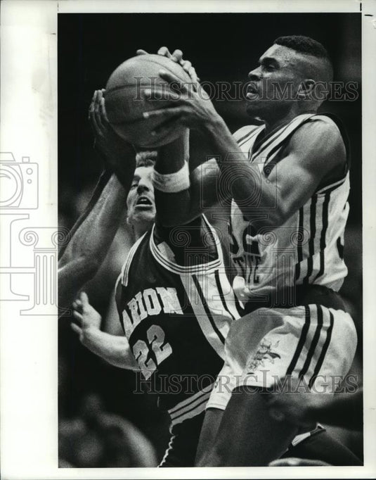 1988 Press Photo Desmond Porter goes up for a shot. - cvb72784 - Historic Images