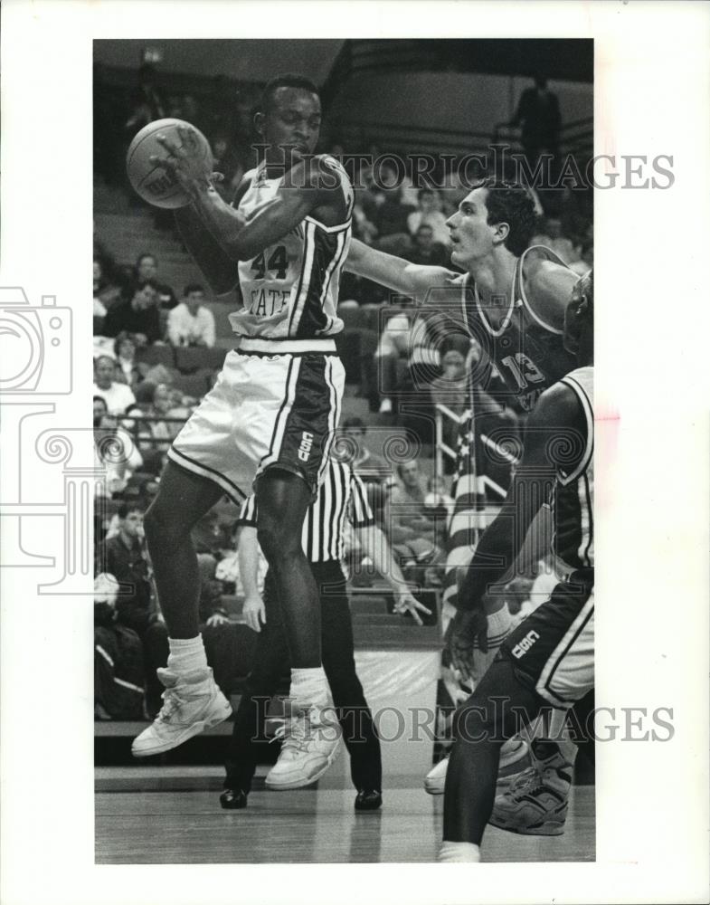 1991 Press Photo CSU 44 Greg Allen is fouled under the basket - cvb72787 - Historic Images