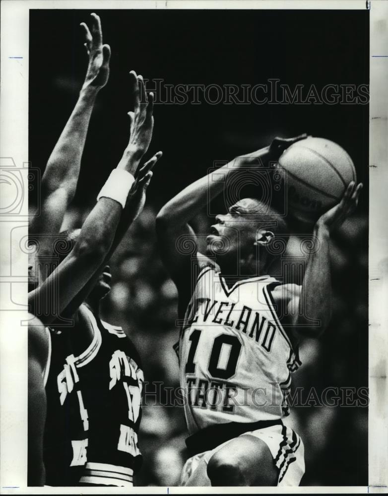 1988 Press Photo Ken (mouse) McFadden goes up against a trio of arms. - Historic Images