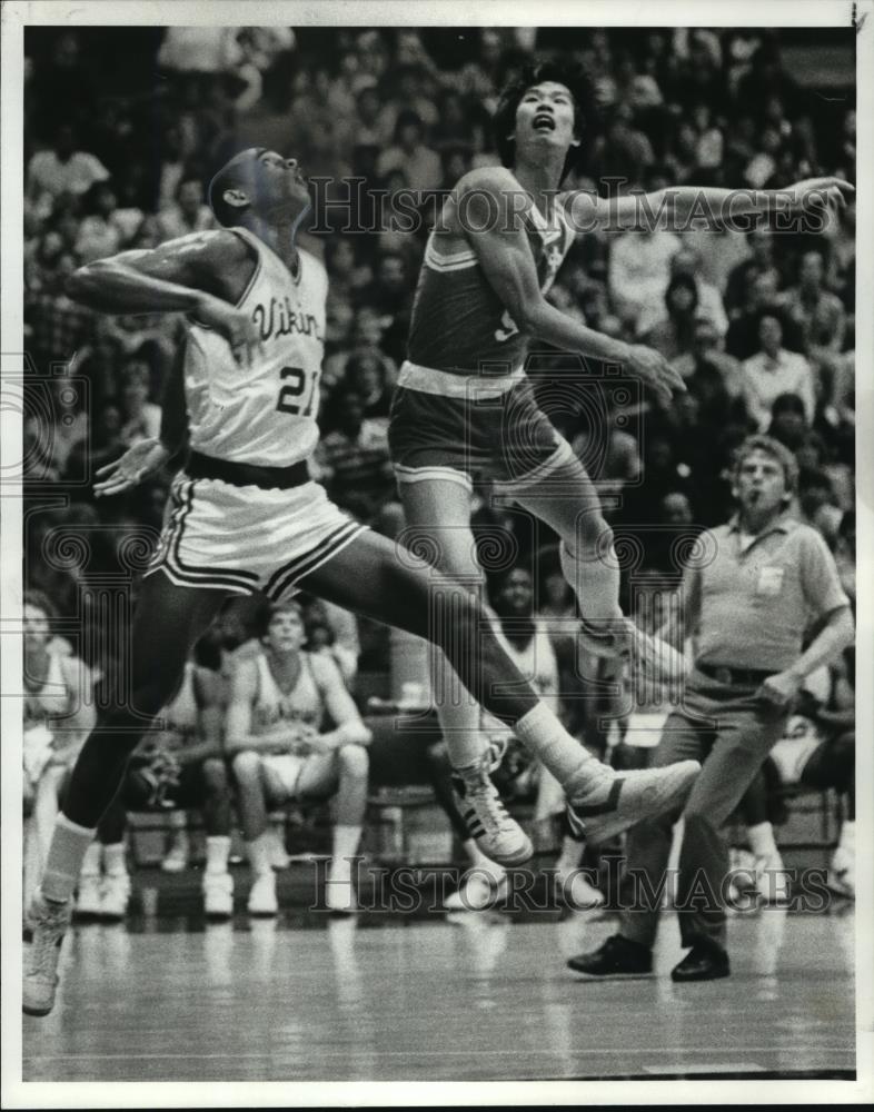 1982 Press Photo Tseng Tseng Chiu tries to block layup by CSU guard Steve Corbin - Historic Images