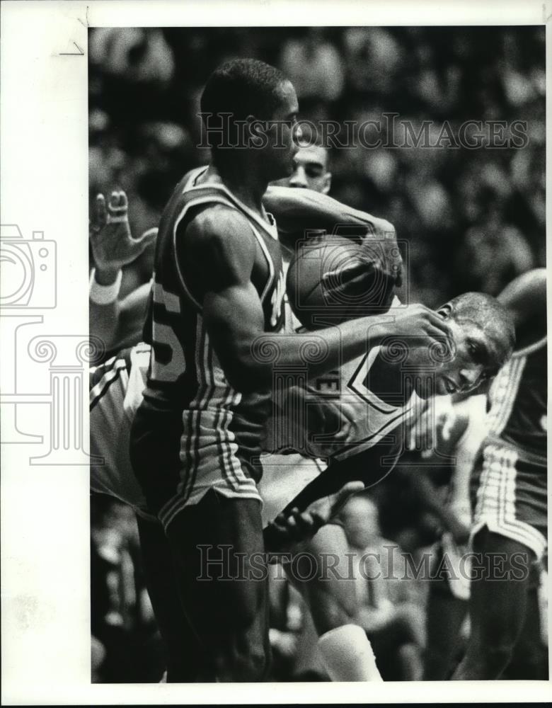 1986 Press Photo Clinton Smith vs Tom Bragg-basketball court action - cvb72910 - Historic Images