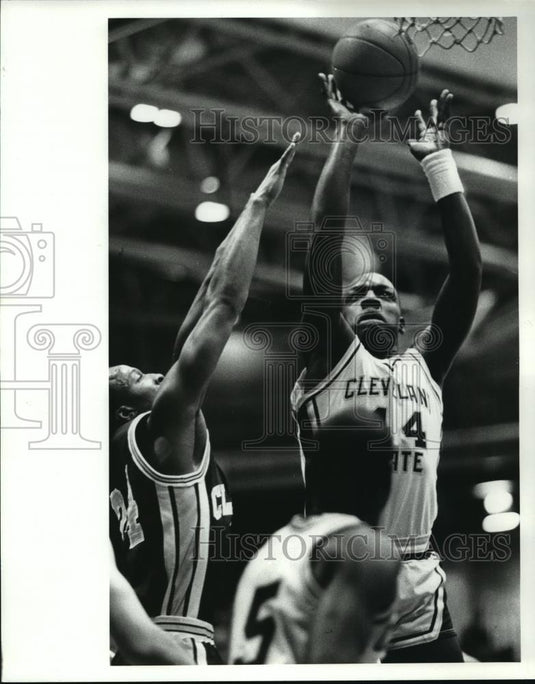 1985 Press Photo Clinton Ransey gets 2 against Clarion. Defending is Mark Engram - Historic Images