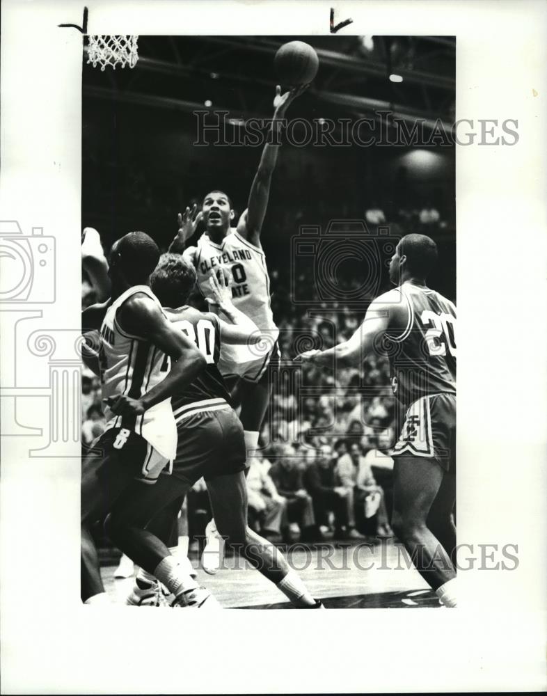 1986 Press Photo Bob Crawford of Cleveland State-basketball action scene - Historic Images