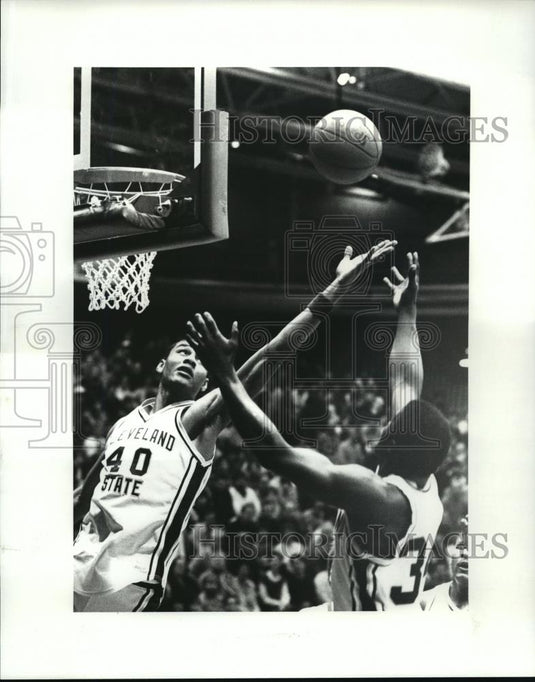 1985 Press Photo CSU players Sinton Smith and Ray Salters vs Val Paraiso at CSU - Historic Images