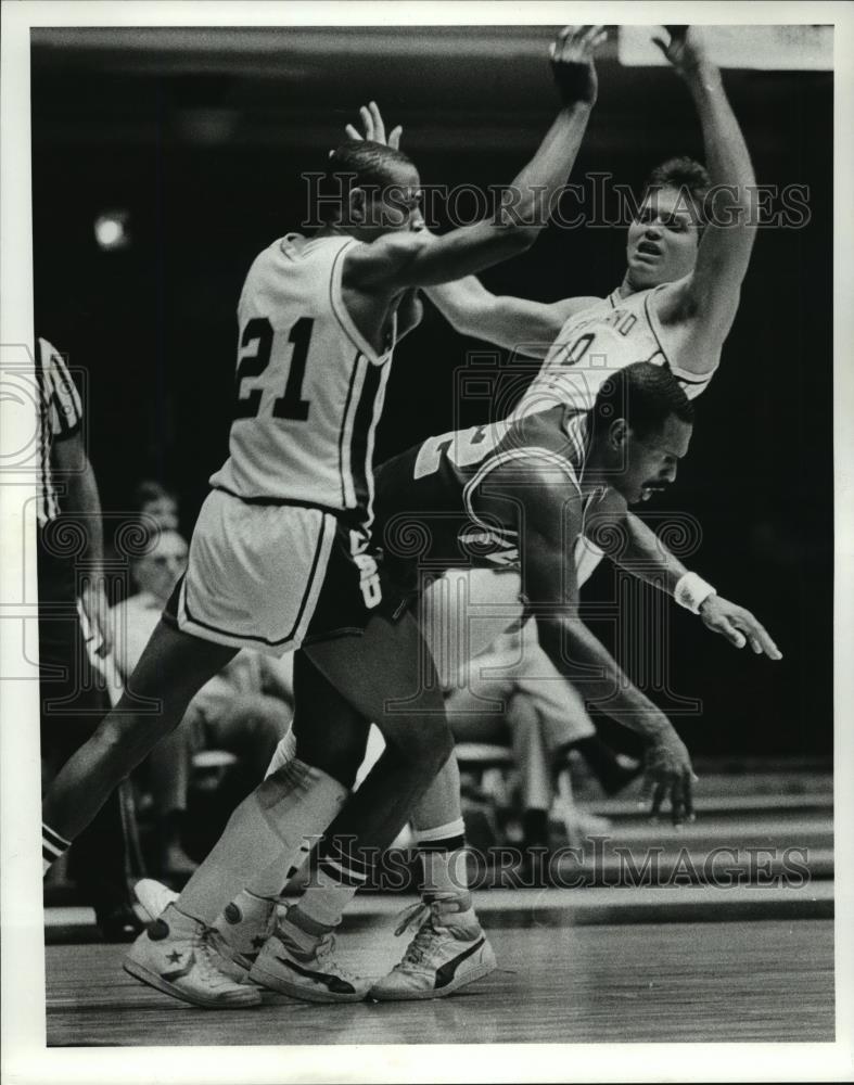 1983 Press Photo Steve Corbin and Dave Youdath-basketball court battle - Historic Images