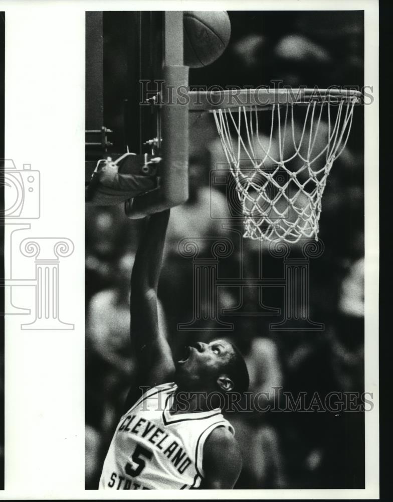 1985 Press Photo Ed Bryant of Cleveland-basketball action scene - cvb72923 - Historic Images