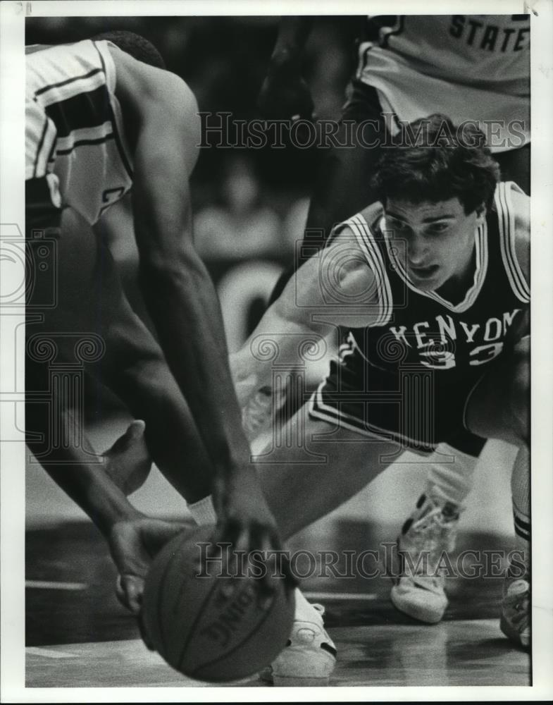 1984 Press Photo Ted Stewart against Cleveland State-basketball court action - Historic Images