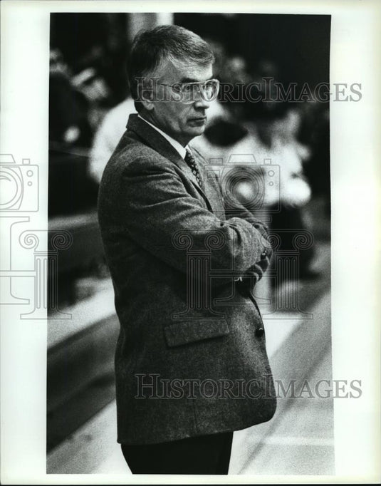Press Photo Avon Lake High School Varsity Coach Dick Deasy - cvb72927 - Historic Images