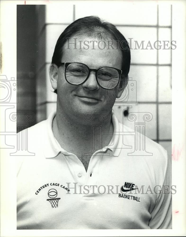 1990 Press Photo Henry Cobb-Cuyahoga Fall High basketball coach - cvb72945 - Historic Images
