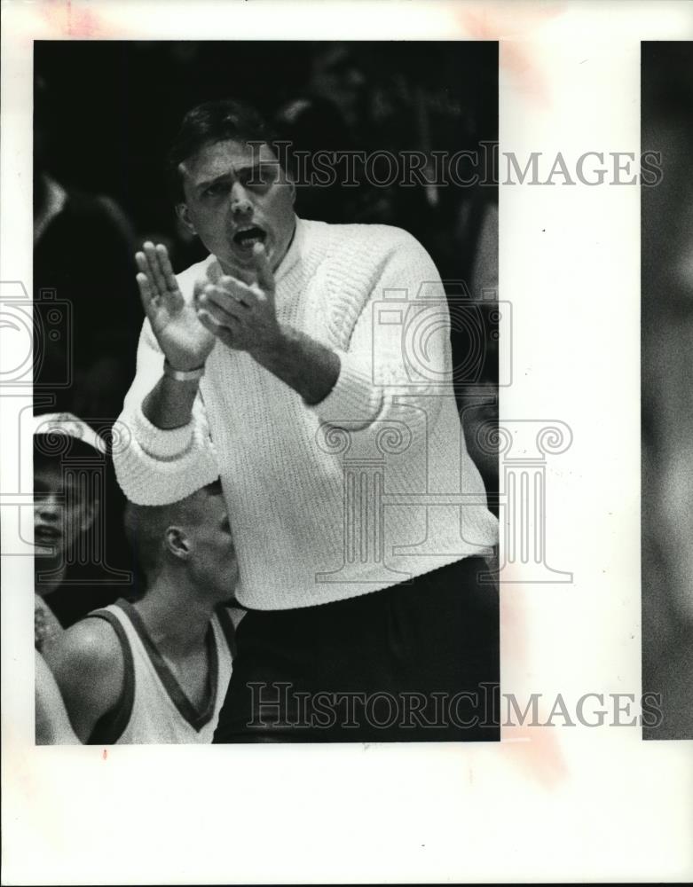 1991 Press Photo Villa Angela, St. Joe coach Mike Moran cheers his team on - Historic Images