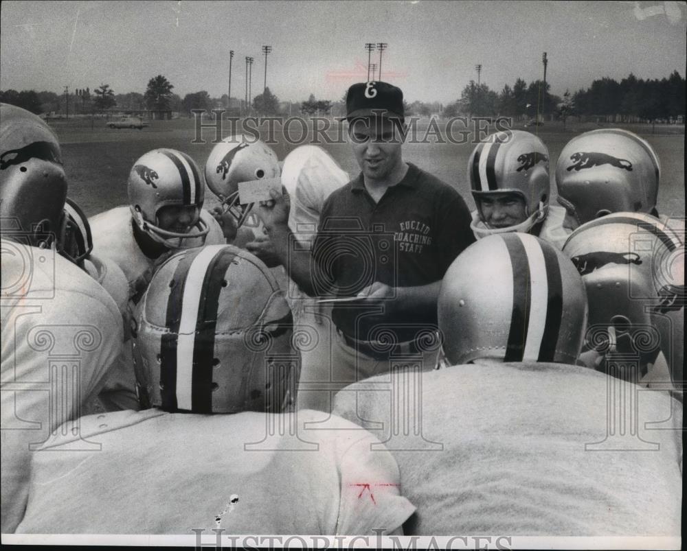 1968 Press Photo Dave S Prochis Assistant Coach Euclid- gives JV&#39;s pep talk. - Historic Images