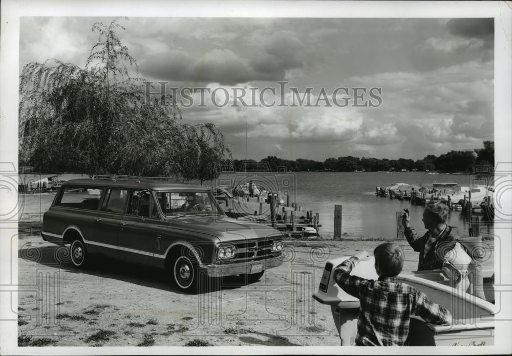 1967 Press Photo GMC Suburban Station Wagon - cvb73194 - Historic Images