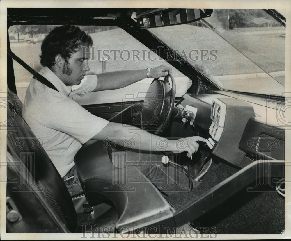 1972 Press Photo Larry Nagodetaking the electronic sobriety test. - cvb73201 - Historic Images