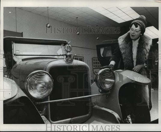 1972 Press Photo Mrs. Russell E. Gardner and 1922 Templar - cvb73228 - Historic Images