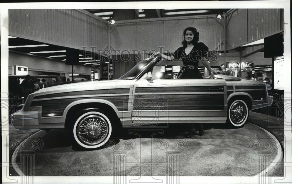 1983 Press Photo Kathy Poulton shows off Chrysler Town &amp; Country convertible - Historic Images