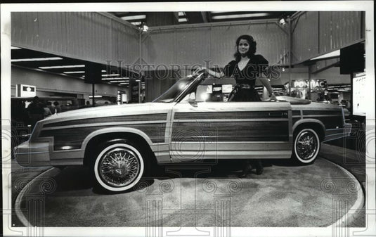 1983 Press Photo Kathy Poulton shows off Chrysler Town & Country convertible - Historic Images