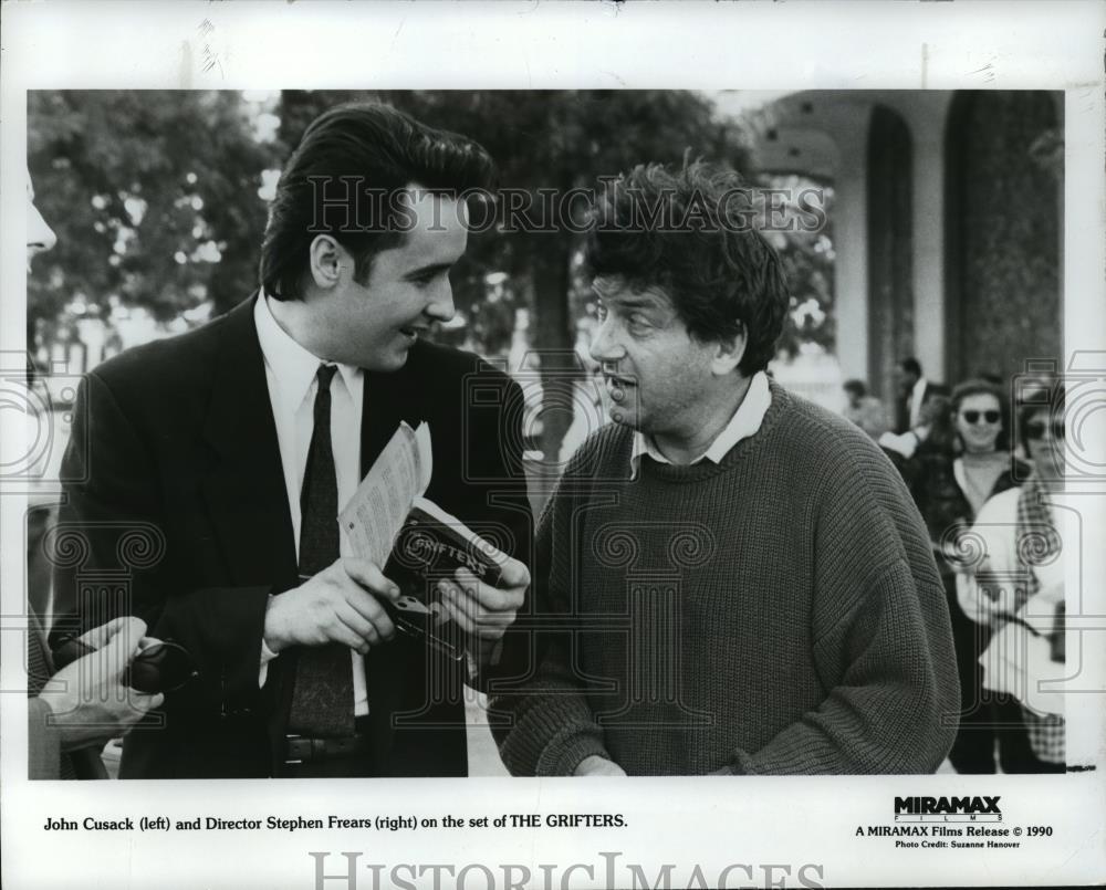 1990 Press Photo John Cusack &amp; Director Stephen Frears on set of The Grifters - Historic Images