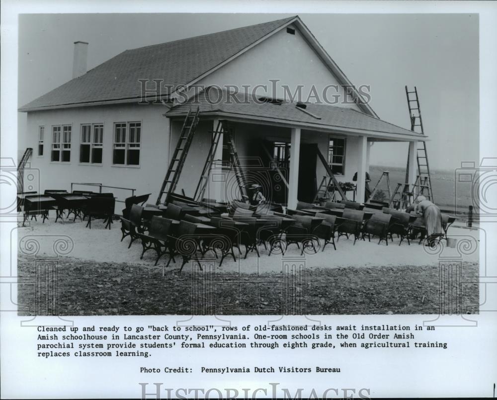 1984 Press Photo Old Fashioned Desks in Almish Schoolhouse Lancaster Co. Penn. - Historic Images