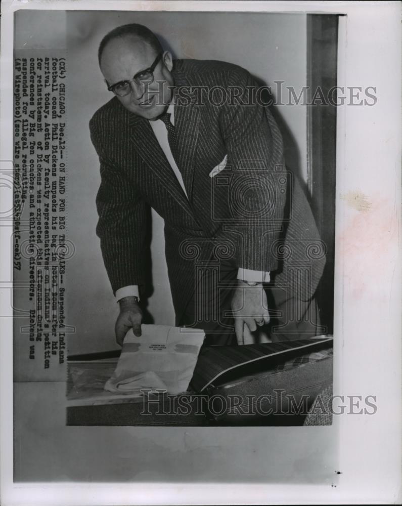 1957 Press Photo Suspended Indiana Football Coach Phil Dickens Unpacks at Hotel - Historic Images
