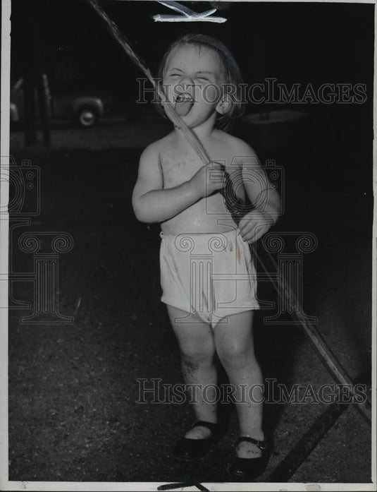 1947 Press Photo Mary Lou Bindofer Staying Cool - cvb75827 - Historic Images