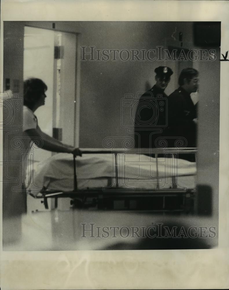 1974 Press Photo Nurse Pushed Body of Charles Edward Manefee Shot by Police - Historic Images