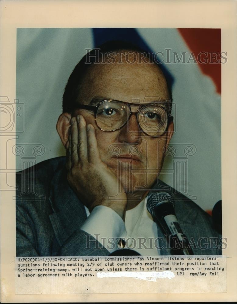 1990 Press Photo Baseball Commissioner Fay Vincent Listens to Reporters - Historic Images