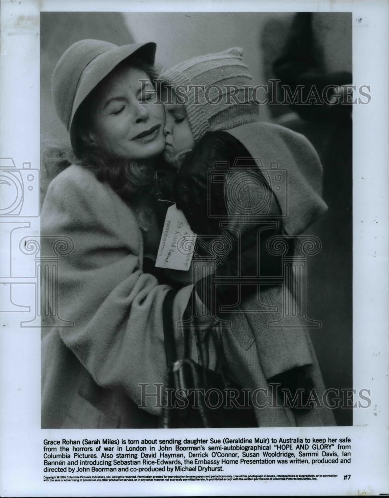 1986 Press Photo Sarah Miles and Geraldine Muir in Hope and Glory. - cvp98188 - Historic Images