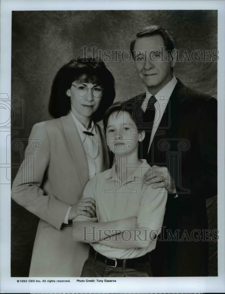 1993 Press Photo Rhea Perlman, Tom Guiry &amp; Richard Crenna in A Place to be Loved - Historic Images