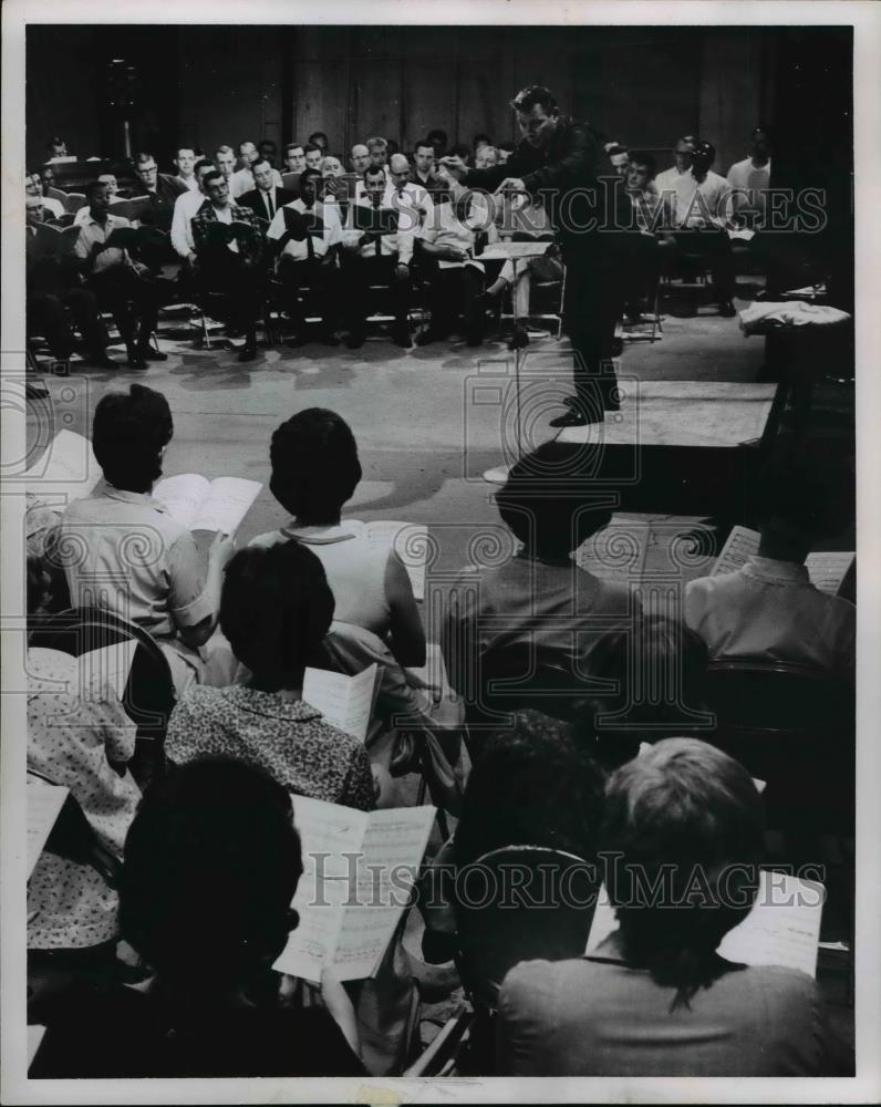 1963 Press Photo Robert Shaw-Cleveland Orchestra Chorus conductor - cvp98286 - Historic Images
